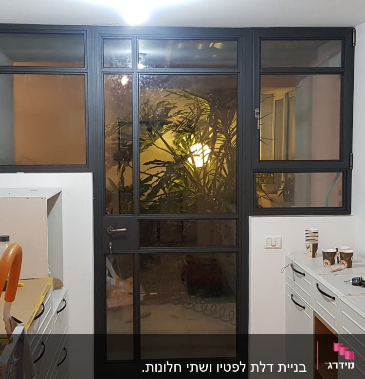 דלת וחלון אלומיניום עם מסגרת שחורה